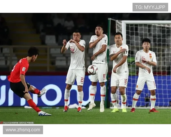 重庆足球队与南京足球队赛后复盘分析双方配合与战术表现